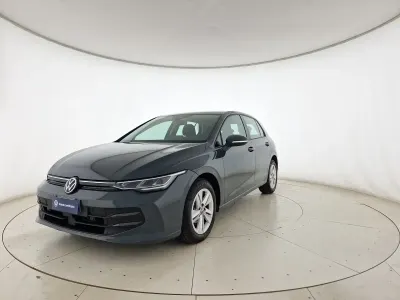 Usata VW Golf VIII Life 115 CV (84 kW) 2025 Dolphin grey metallizzato Berlina