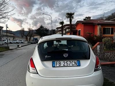Usata Lancia Ypsilon 69 CV (50 kW) 2015 Bianco Utilitaria