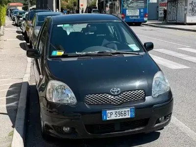 Usata Toyota Yaris 65 CV (47 kW) 2005 Nero Berlina