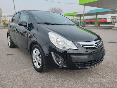 Używany Opel Corsa 95 KM (69 kW) 2013 Czarny Hatchback