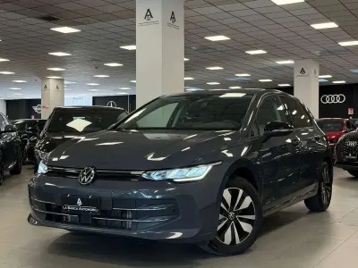 Usata VW Golf VIII Life 116 CV (85 kW) 2025 Grigio Berlina