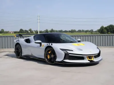 Nuova Ferrari SF90 1016 CV (747 kW) 2026 Bianco Coupé