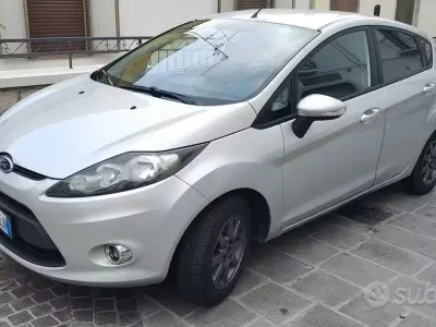 Usata Ford Fiesta 70 CV (51 kW) 2012 Grigio Berlina