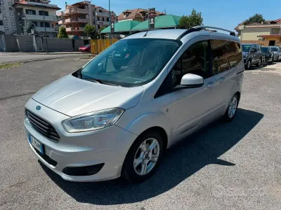 Usata Ford Tourneo Courier Titanium 75 CV (55 kW) 2015 Grigio Monovolume