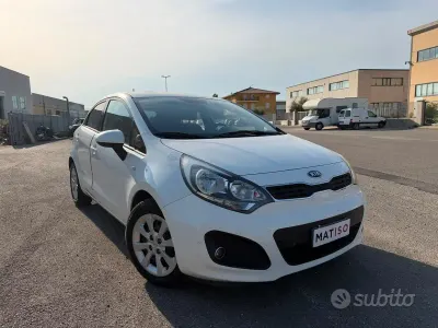 Usata Kia Rio Active 75 CV (55 kW) 2014 Bianco Berlina