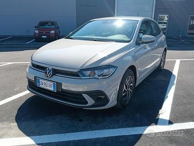 Usata VW Polo Life 95 CV (69 kW) 2023 Grigio Utilitaria