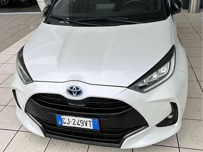Usata Toyota Yaris Hybrid Lounge 92 CV (67 kW) 2022 Bianco Berlina