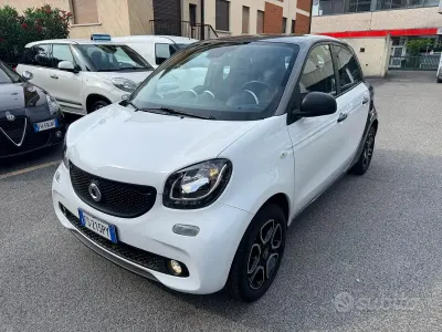 Usata Smart ForFour 71 CV (52 kW) 2018 Bianco/tetto grigio Utilitaria