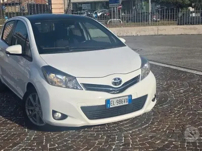 Usata Toyota Yaris Active 99 CV (72 kW) 2012 Bianco Utilitaria