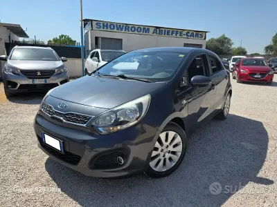 Usata Kia Rio EX 85 CV (62 kW) 2012 Grigio Berlina