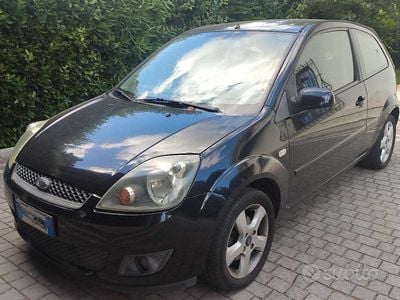 Begagnad Ford Fiesta 68 HK (50 kW) 2007 Svart Halvkombi