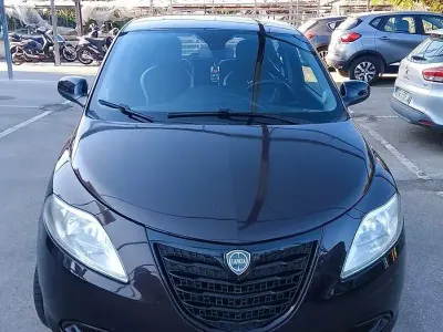 Usata Lancia Ypsilon 85 CV (62 kW) 2014 Viola Utilitaria