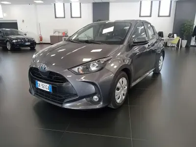 Begagnad Toyota Yaris Hybrid Business Edition 92 HK (67 kW) 2022 Grå Sedan