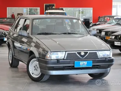 Usata Alfa Romeo 75 148 CV (108 kW) 1987 Grigio Berlina