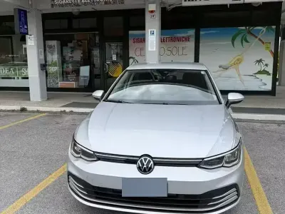 Usata VW Golf VIII Life 116 CV (85 kW) 2022 Grigio Berlina