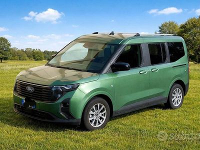 Begagnad Ford Tourneo Titanium 2025 Grön Kombi