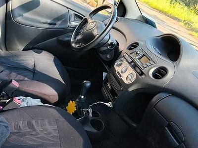 Usata Toyota Yaris 75 CV (55 kW) 2004 Blu Utilitaria