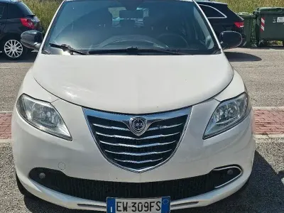 Usata Lancia Ypsilon 69 CV (50 kW) 2014 Bianco Utilitaria