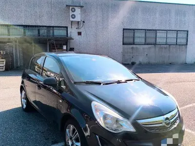 Usata Opel Corsa 75 CV (55 kW) 2012 Nero Utilitaria