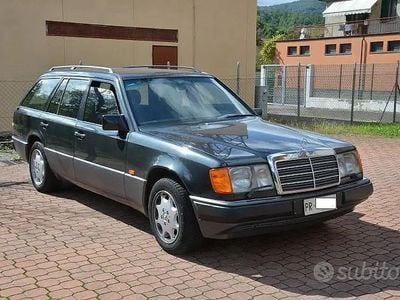 Begagnad Mercedes 200 122 HK (89 kW) 1990 Svart Kombi