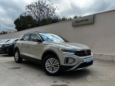 Usata VW T-Roc Life 110 CV (80 kW) 2024 Marrone SUV