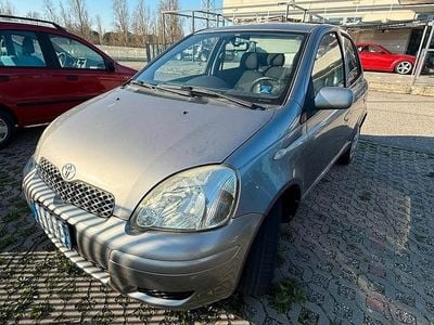 Usata Toyota Yaris 74 CV (54 kW) 2004 Argento Berlina