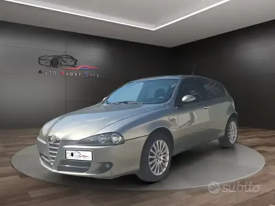 Usata Alfa Romeo 147 Distinctive 120 CV (88 kW) 2006 Grigio Utilitaria