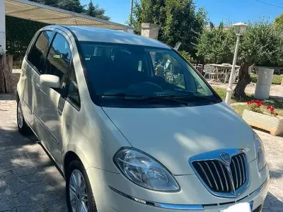 Usata Lancia Musa 95 CV (69 kW) 2008 Beige Monovolume