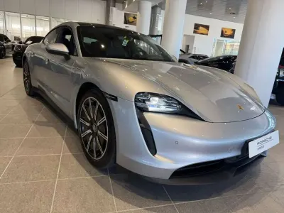 Usata Porsche Taycan 319 kW (435 CV) 2021 Argento Berlina
