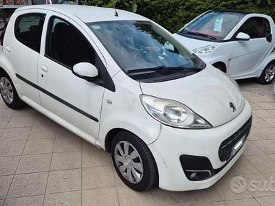 Usata Peugeot 107 Active 68 CV (50 kW) 2012 Bianco Utilitaria