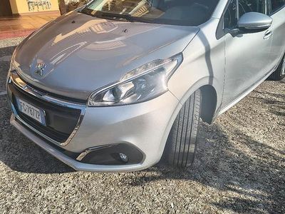 Grigio Usata 2017 Peugeot 208 Utilitaria | 7800 € (Buon prezzo)