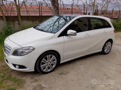 Usata Mercedes B180 122 CV (89 kW) 2012 Bianco Monovolume