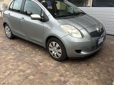 Usata Toyota Yaris 90 CV (66 kW) 2006 Grigio Berlina