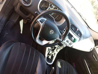 Usata Lancia Delta Platinum 120 CV (88 kW) 2009 Argento Utilitaria