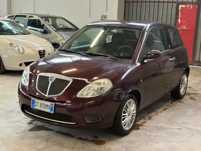 Usata Lancia Ypsilon 60 CV (44 kW) 2010 Viola Utilitaria