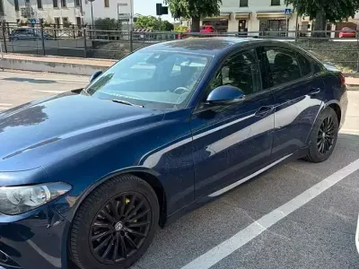 Usata Alfa Romeo Giulia 150 CV (110 kW) 2018 Blu Berlina