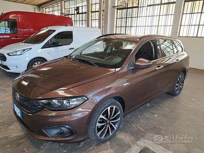 Usata Fiat Tipo Lounge 120 CV (88 kW) 2018 Marrone Station wagon