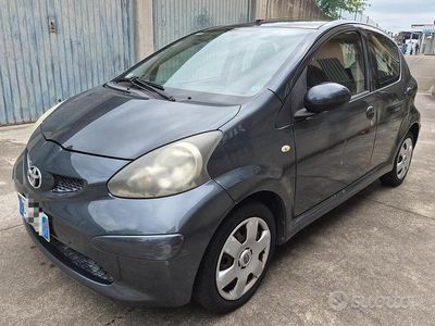 Usata Toyota Aygo 68 CV (50 kW) 2005 Grigio Utilitaria