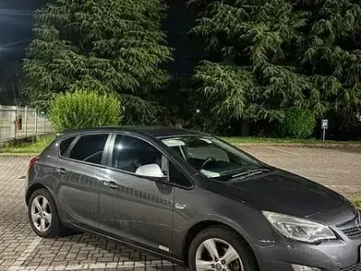 Usata Opel Astra 110 CV (80 kW) 2011 Grigio Berlina