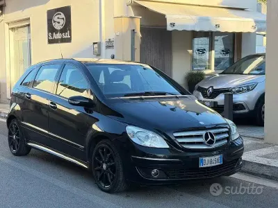 Usado Mercedes B200 140 CV (102 kW) 2008 Negro Monovolumen