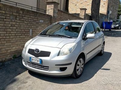 Usata Toyota Yaris Sol 69 CV (50 kW) 2007 Grigio Utilitaria