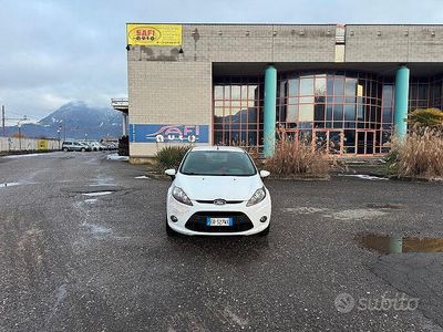 Usata Ford Fiesta 95 CV (69 kW) 2010 Bianco Utilitaria