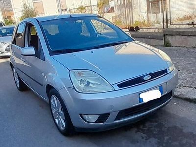 Usata Ford Fiesta Ghia 80 CV (58 kW) 2005 Argento Utilitaria