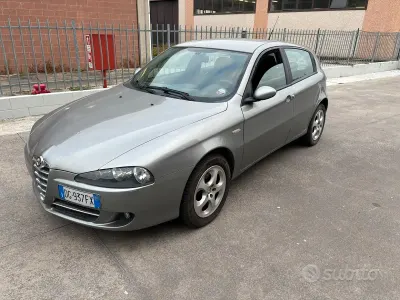 Usata Alfa Romeo 147 Distinctive 105 CV (77 kW) 2007 Grigio Utilitaria