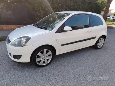 Usata Ford Fiesta 73 CV (53 kW) 2006 Bianco Utilitaria