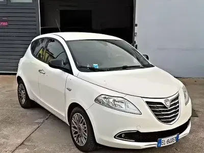 Usata Lancia Ypsilon 69 CV (50 kW) 2012 Bianco Utilitaria