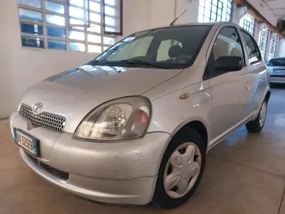 Usata Toyota Yaris Sol 86 CV (63 kW) 2002 Argento Berlina