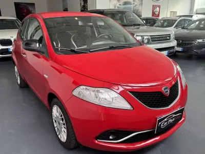 Usata Lancia Ypsilon Silver 69 CV (50 kW) 2017 Rosso Utilitaria