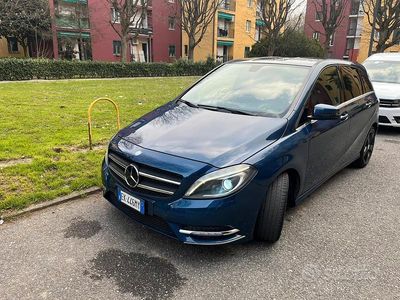 Usata Mercedes B180 Premium 122 CV (89 kW) 2012 Blu Utilitaria