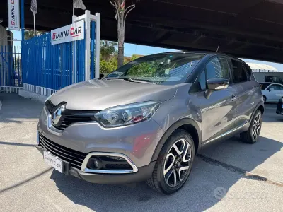 Usado Renault Captur Intens 110 CV (80 kW) 2015 Gris SUV